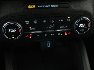 Ford Focus Ford Focus 1.0 EcoBoost ST Line | Stoel & stuurverwarming |  Carplay | Navigatie | Climate control | Parkeerhulp | Cruise control | Bluetooth - afbeelding nr 23