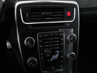 Volvo V60 Volvo V60 2.0 T4 Sport | Stoelverwarming | Trekhaak |  Xenon | Navigatie | Leder/Alcantara | PDC | Climate control | Cruise control | Bluetooth - afbeelding nr 23