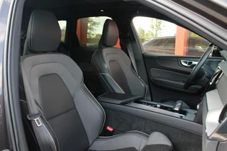 Volvo XC60 Volvo XC60 T6 Recharge AWD R-Design | Longe Range | Panoramadak | Stoelverwarming | 360° Camera | HUD | Trekhaak | Harman / Kardon | Glossy Black - afbeelding nr 25