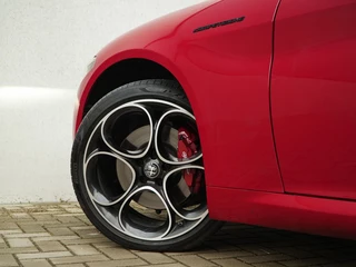 Alfa Romeo Giulia Alfa Romeo Giulia 2.0 Turbo 280 PK Competizione Q4 AWD | Harman | Veloce | 19