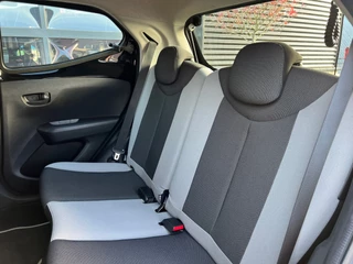 Toyota Aygo Toyota Aygo 1.0 VVT-i x-play | Achteruitrijcamera | Cruise Control | Airconditioning | Elektrische Ramen | - afbeelding nr 9