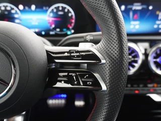 Mercedes-Benz A-Klasse Mercedes-Benz A-Klasse A180 AMG // Multibeam LED // Sfeerverlichting // Adaptief Onderstel // 19