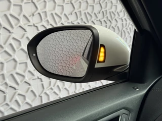 Volkswagen T-Roc Volkswagen T-Roc 1.5 TSI 150PK R-LINE EVO IQ LIGHT ALCANTARA ELEK.KLEP CARPLAY STOEL/STUUR VERW. 18