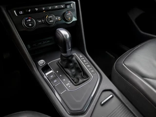 Volkswagen Tiguan 150Pk Automaat (PANORAMADAK, DIGITAL COCKPIT, APPLE CARPLAY, ELEK SPORTSTOELEN, LEDER, STOELVERWARMING, CAMERA, GETINT GLAS, KEYLESS, LED, ELEK ACHTERKLEP, PARKEER ASSISTENT, NIEUWSTAAT) - afbeelding nr 14