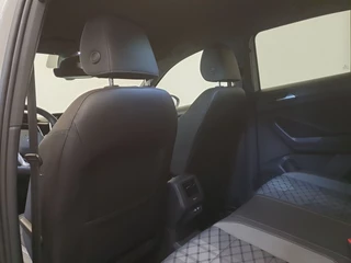 Volkswagen T-Roc Volkswagen T-Roc 1.5 TSI R-Line 150PK DSG Camera, Dodehoek detectie, Trekhaak, Keyless entry - afbeelding nr 26