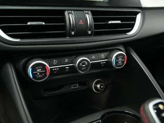 Alfa Romeo Giulia Alfa Romeo Giulia 2.0 Turbo 280 PK Competizione Q4 AWD | Harman | Veloce | 19