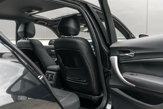 BMW 1 Serie BMW 1-serie M140i xDrive Harman Kardon Dak Leer - afbeelding nr 35