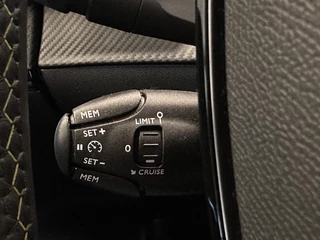 Peugeot 2008 Peugeot 2008 1.2 PureTech 130 GT Black Style Airco ECC Navi Carplay Cruise Control PDC VA + Camera Full LED 17