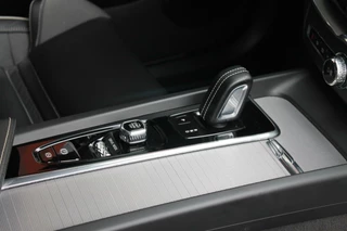 Volvo XC60 Volvo XC60 T6 Recharge AWD R-Design | Panoramadak | Parkeercamera | HUD | Pilot Assist | BLIS | Stoelverwarming | Trekhaak | Glossy Black | Keyless - afbeelding nr 37