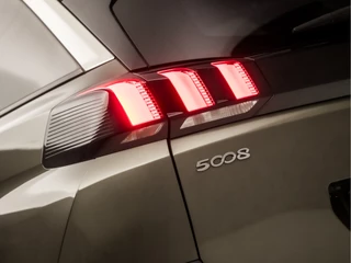 Peugeot 5008 Automaat (APPLE CARPLAY, MEMORY SEATS, STOELVERWARMING, LEDER, 360 CAMERA, KEYLESS, GETINT GLAS, DAB+, NIEUWE APK, NIEUWSTAAT) - afbeelding nr 32