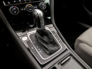 Volkswagen Golf Volkswagen Golf 1.5 TSI R-Line Sport 150Pk Automaat (VIRTUAL COCKPIT, APPLE CARPLAY, GROOT NAVI, CAMERA, LED KOPLAMPEN, ALCANTARA, ADAPTIVE CRUISE, LM VELGEN, DAB+, NIEUWE APK, NIEUWSTAAT) - afbeelding nr 11