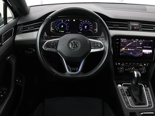 Volkswagen Passat Volkswagen Passat 1.4 TSI PHEV GTE | Panoramadak | Stoelverwarming |  Trekhaak | Side Assist | Camera | Carplay | Adaptive cruise | Park Assist | Matrix LED | Massage - afbeelding nr 3