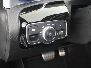 Mercedes-Benz A-Klasse Mercedes-Benz A-Klasse A180 AMG // Multibeam LED // Sfeerverlichting // Adaptief Onderstel // 19