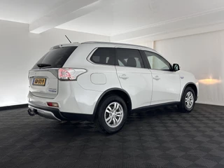 Mitsubishi Outlander Aut. *NAVI-FULLMAP | LEATHER-FABRIC | COMFORT-SEATS | CAMERA | ECC | KEYLESS | SHIFT-PADDLES | TOWBAR | 16