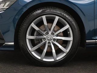 Volkswagen Passat Volkswagen Passat 1.4 TSI PHEV GTE | Panoramadak | Stoelverwarming |  Trekhaak | Side Assist | Camera | Carplay | Adaptive cruise | Park Assist | Matrix LED | Massage - afbeelding nr 36
