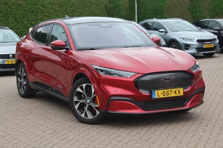 Ford Mustang Mach-E Ford Mustang Mach-E Extended First Edition AWD 98 kWh / Glascoating / Panoramadak / Camera / Leder / 19'' / B&O / Keyless / DAB / Dodehoek / ACC / Navigatie / Sfeerverlichting / Stoelverwarming - afbeelding nr 1
