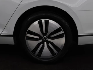 Volkswagen Passat Volkswagen Passat 1.4 TSI PHEV GTE | Stoelverwarming | Massage |  Carplay | Camera | Adaptive cruise | Matrix LED | Navigatie | Memory | Sfeerverlichting - afbeelding nr 37