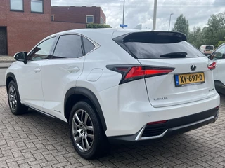 Lexus NX Panoramadak Navigatie Adaptive Cruise Control Leder Carplay Elek Stoelen + Verwarming Camera DAB Hybride Lage Kilometerstand - afbeelding nr 3