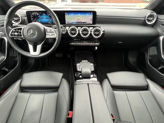 Mercedes-Benz CLA Navigatie Trekhaak Panoramadak Elek. Stoelen Leer Stoelverwarming DAB Keyless Getint Glas  NL Auto BTW - afbeelding nr 9