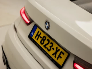 BMW 3 Serie BMW 3 Serie 320i M Sport 184Pk Automaat (APPLE CARPLAY, M PAKKET, GROOT NAVI, SFEERVERLICHTING, LEDER/ACANTARA, SPORTSTOELEN, GETINT GLAS, PARKEERSENSOREN, NIEUWE APK, NIEUWSTAAT) - afbeelding nr 31