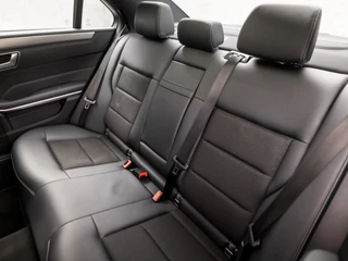 Mercedes-Benz E-Klasse 184Pk Automaat (PANORAMADAK, NAVIGATIE, CLIMATE, LEDER, STOELVERWARMING, SPORTSTOELEN, PARKEERSENSOREN, ZWART HEMEL, NIEUWE APK, NIEUWSTAAT) - afbeelding nr 17