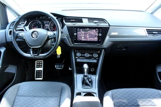 Volkswagen Touran Volkswagen Touran 1.5 TSI DSG Highline 7p 1eEIG! ACC CARPLAY DAB CAMERA '19 - afbeelding nr 2