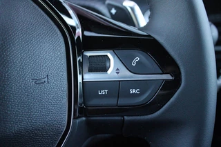 Peugeot 2008 Peugeot 2008 1.2 Hybrid 136PK AUTOMAAT ALLURE | NIEUWE AUTO! | KEYLESS ENTRY/START | PARKEERSENSOREN VOOR + ACHTER | 17