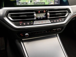 BMW 3 Serie Automaat (PANORAMADAK, DEALER ONDERHOUDEN, M PAKKET, APPLE CARPLAY, LASER KOPLAMPEN, LEDEREN SPORTSTOELEN, CAMERA, STOELVERWARMING, GETINT GLAS, ELEK ACHTERKLEP, NIEUWE APK, NIEUWSTAAT) - afbeelding nr 29