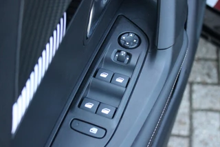 Peugeot 2008 Peugeot 2008 1.2 Hybrid 136PK AUTOMAAT ALLURE | NIEUWE AUTO! | KEYLESS ENTRY/START | PARKEERSENSOREN VOOR + ACHTER | 17
