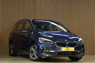 BMW 2 Serie BMW 2 Serie Gran Tourer 218i Luxury Line | 7-Zitter | HUD | Lederen bekleding | Stoel- en stuurverwarming | Navigatie | Camera | Adaptieve LED-koplamp | Sportstoelen | Alarm Klasse 3 | Elek. achterklep | DAB | Dealer onderhouden | NAP Logisch - afbeelding nr 2