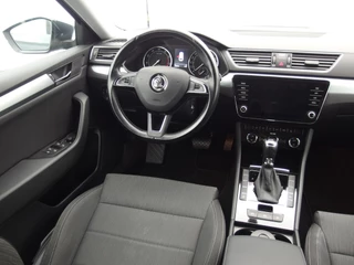 Škoda Superb AUTOMAAT / STOELVERW / XENON / CARPLAY / NAVI / CLIMA / PDC / BLUETOOTH / CRUISE / NL-AUTO - afbeelding nr 18