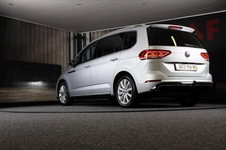 Volkswagen Touran Volkswagen TOURAN 1.5 TSI R Line 7 Persoons / AUT / ACC / Navi / Camera / Open Panoramadak / Led / Pdc / Trekhaak / 17 Inch - afbeelding nr 3