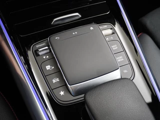 Mercedes-Benz GLA Mercedes-Benz GLA 200 AMG // Camera // Sfeerverlichting // Night Pakket // Augmented Reality // Carplay // 19