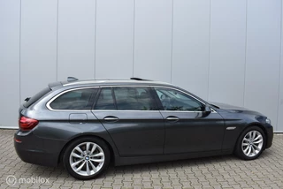 BMW 5 Serie BMW 520d Touring Luxury Mineralgrau Leder Pano HUD 360°Cam Comfortstoelen Keyless 18