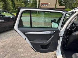 Škoda Octavia Škoda Octavia Combi 1.6 TDI Greentech Clever Edition Lichtmetalen velgen/Cruise Control/Parkeersensoren - afbeelding nr 32