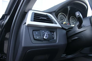 BMW 3 Serie ➡️ BMW 3-serie 320i F30 Centennial High Executive Sedan Facelift | 184 pk | NL auto | 2e eigenaar | 4 cilinder | LED | Leer | Navi | Camera | Sporstuur | Cruise control | Climate control - afbeelding nr 31