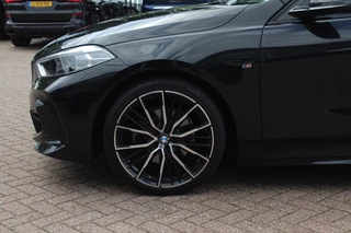 BMW 1 Serie BMW 1 Serie 118i Executive Ed. M Sport / Navigatie / Half leder / 19'' / Sportstoelen / Blackpack / Dakspoiler / Stoelverwarming / Cruise Control / Getint glas - afbeelding nr 14