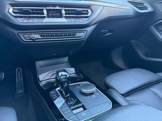 BMW 1 Serie BMW 1-serie 120i High Executive M-Sportpakket|Pano|Trekhaak| - afbeelding nr 44