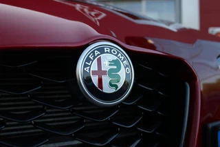 Alfa Romeo Giulia Alfa Romeo Giulia 2.0 T 280PK GME AWD VELOCE | ROSSO ETNA | HARMAN KARDON PREMIUM AUDIO | RIJASSISTENPAKKET | DODEHOEK DETECTIE | ELEKTRISCH BEDIENBARE VOORSTOELEN MET GEHEUGEN FUNCTIE | LEDEREN BEKLEDING | FULL LED KOPLAMPEN | NAVIGATIE | APPLE CARPLAY/ANDROID AUTO | PARKEERSENSOREN VOOR EN ACHTER | 19