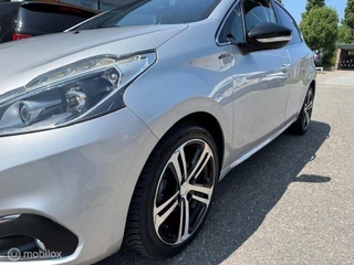 Peugeot 208 Peugeot 208 110pk 1.2 GT-line , 5 deurs Navigatie en Camera achter , Parkeerhulp achter ,  Ramen & spiegels eclectisch ,  Sport Velgen , Rode GT Line accenten , Chrome uitlaat sierstuk - afbeelding nr 12