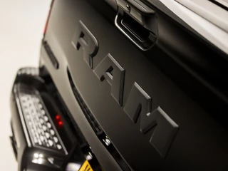 Dodge Ram 1500 Dodge Ram 1500 5.7 V8 4x4 Crew Cab Laramie 402Pk Automaat (PANORAMADAK, LUCHTVERING, GROOT NAVI, STOELKOELING, MEMORY SEATS, HARMAN/KARDON, TREKHAAK, STOELVERWARMING ACHTER, APPLE CARPLAY, NIEUWSTAAT) - afbeelding nr 38