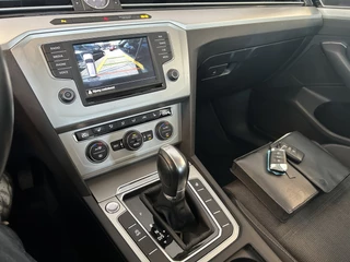 Volkswagen Passat Volkswagen Passat Variant 1.4 TSI ACT Highline Business R navi/camera airco/ecc apk - afbeelding nr 10