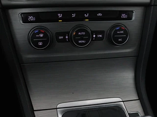 Volkswagen Golf Volkswagen Golf 1.0 TSI Connected Series | Carplay | Camera |  Navigatie | Climate control | Parkeerhulp | Cruise control | Sportstoelen - afbeelding nr 24
