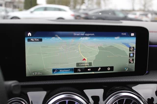 Mercedes-Benz A-Klasse Mercedes-Benz A-Klasse 180 Business Solution AMG / Panoramadak / Camera / Sfeerverlichting / Apple CarPlay / 18'' / DAB / Stoelverwarming / Cruise Control - afbeelding nr 19