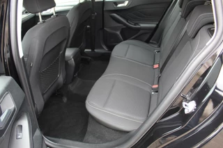 Ford Focus Ford Focus Wagon 1.0-125pk EcoBoost Mild-hybrid Titanium. Mooie, ruime, luxe en comfortabele Ford Focus wagon ! Volautm. airco dual, camera, stoel-, stuur- en voorraamverw., easy entry/easy go, cruise control, Isofix, side- en lane assist, parkeersensoren v+a, LM wielen etc. - afbeelding nr 25