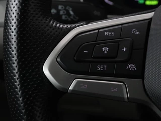 Volkswagen Passat Volkswagen Passat 1.4 TSI GTE | Panoramadak | Stoelverwarming |  Leder/Alcantara | Camera | Carplay | Adaptive cruise | Matrix LED | Massage | Navigatie - afbeelding nr 19