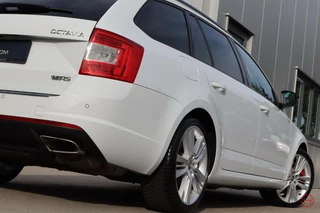 Škoda Octavia Skoda Octavia Combi 2.0 TSI RS DSG 220 PK / 1e eig / Stoelverwarming / Cruise / Xenon - afbeelding nr 42
