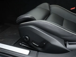 Volvo V60 Volvo V60 2.0 B3 Plus Dark | Sportstoelen | Zwarte hemel | Camera - afbeelding nr 27