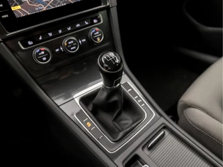 Volkswagen Golf Volkswagen Golf 1.0 TSI Sportline (APPLE CARPLAY, GROOT NAVI, CLIMATE, STOELVERWARMING, DYNAMISCHE KNIPPERLICHTEN, MASSAGE, ALCANTARA, ADAPTIVE CRUISE, PARKEERSENSOREN, GETINT GLAS, LM VELGEN, NIEUWSTAAT) - afbeelding nr 11