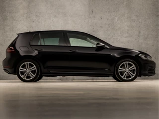 Volkswagen Golf Volkswagen Golf 1.5 TSI R-Line Sport 150Pk Automaat (VIRTUAL COCKPIT, APPLE CARPLAY, GROOT NAVI, CAMERA, LED KOPLAMPEN, ALCANTARA, ADAPTIVE CRUISE, LM VELGEN, DAB+, NIEUWE APK, NIEUWSTAAT) - afbeelding nr 4